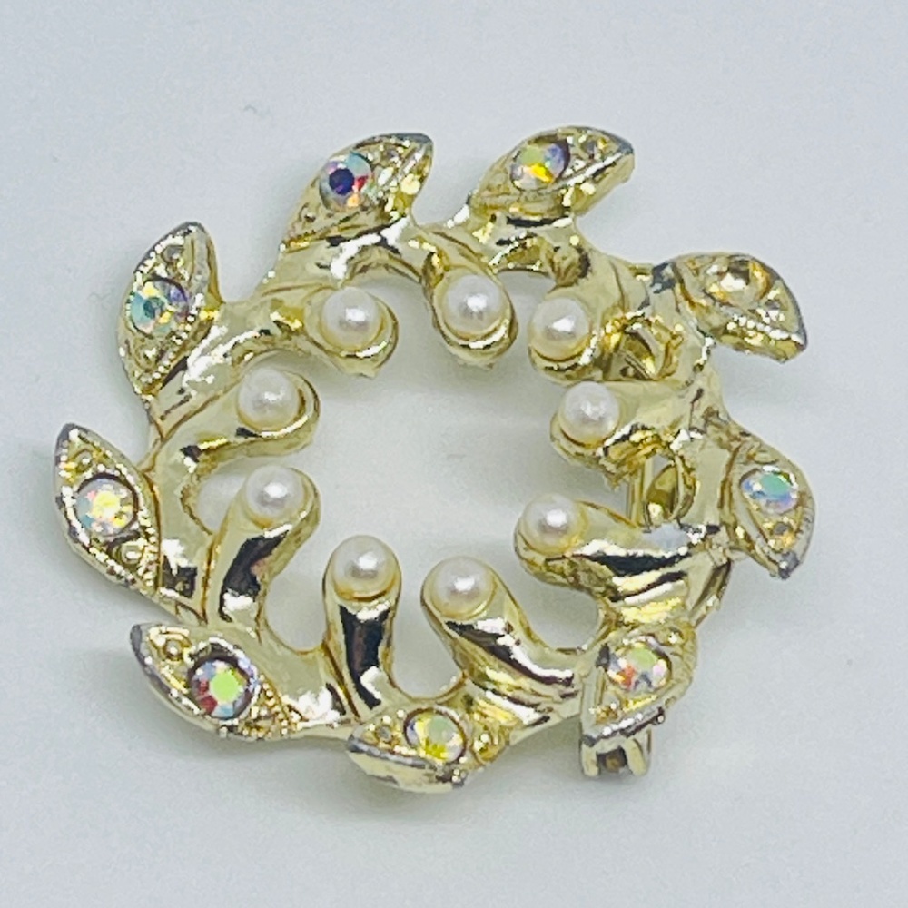 Lovely Seed Pearls & Aurora Borealis Rhinestone Gold Tone Pin Wheel Reef Brooch